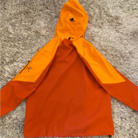 SOLD Arc’teryx Rare GORETEX XL Hard Shell Jacket - Picture 14 of 15